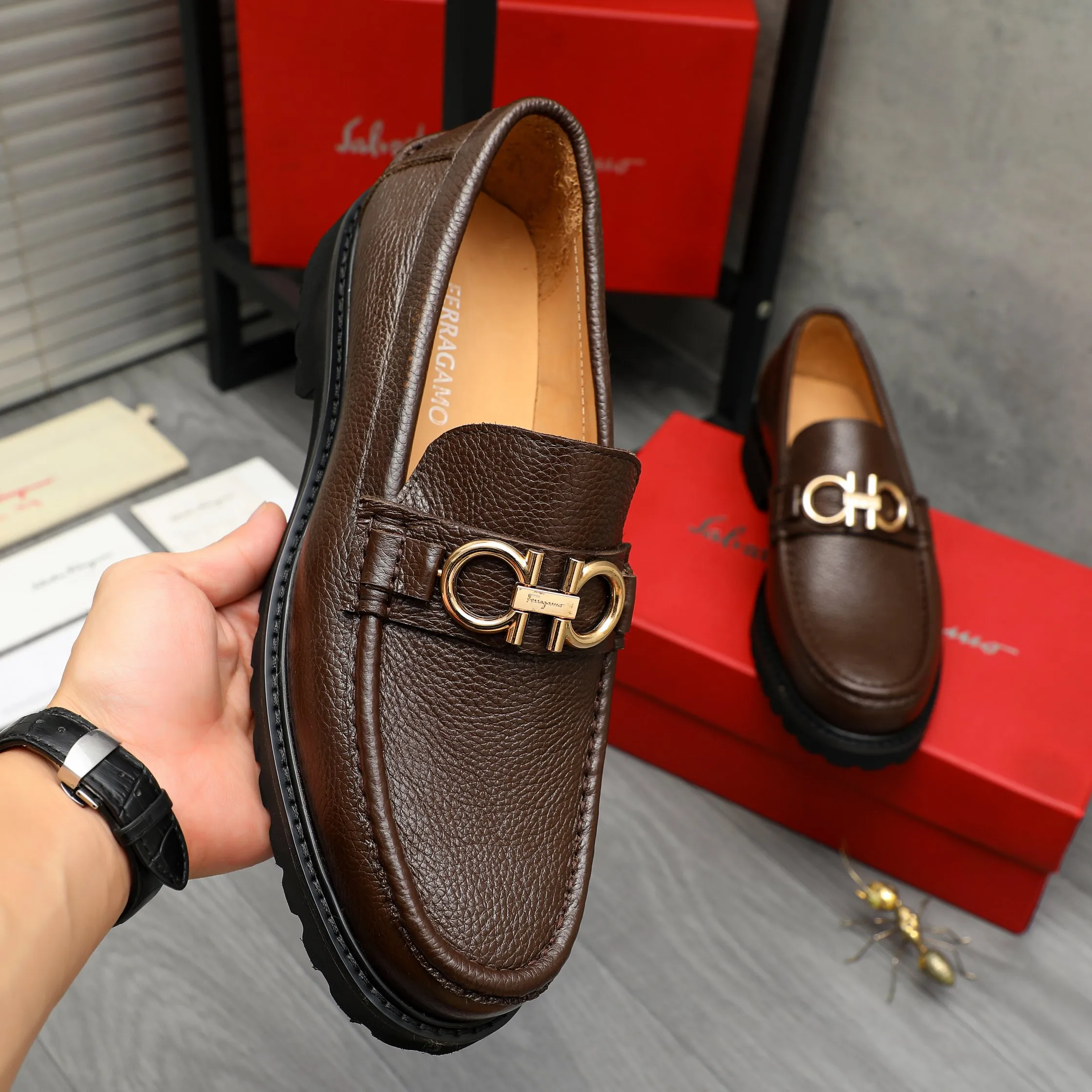 Men's shoes 💰442 Product trademark: Ferragamo "Ferragamo" business formal leather shoes Regular size: 38-46 (45.46 is custom-made and non-returnable) Product materials: Selected small pebbled cowhide upper, cowhide lining, non-slip rubber outsole